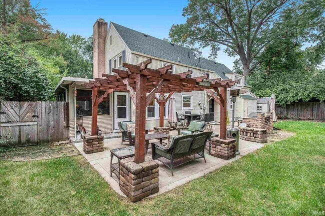 Foto del edificio - Sunnymeade home with many updates, close to Notre Dame and the Zoo