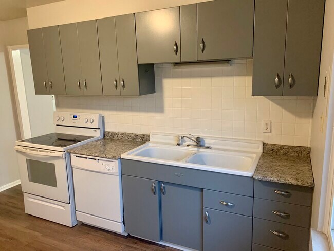 Kitchen - 3156 Warren Rd