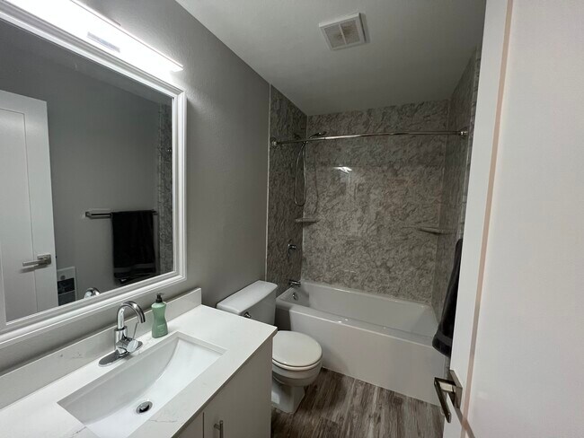 Full bath - 1308 Bellevue Way NE