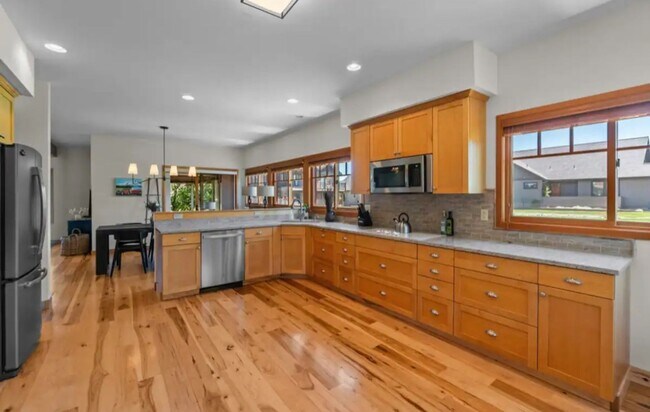 Foto del edificio - Stunning 4-bedroom/2-bath with pristine Mt. Views in Pine Meadow!