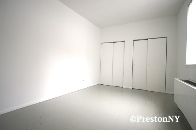 Foto del edificio - 121 E 12th St