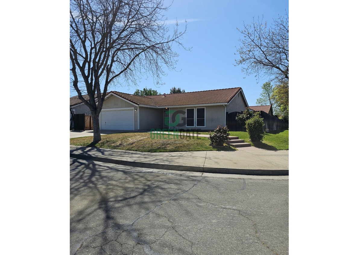 Primary Photo - NOW AVAILABLE! Make this spacious 4 bedroo...