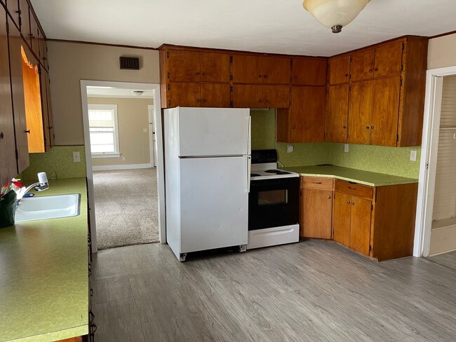 Building Photo - $875 - 3 bed 1 bath - Single Family Home