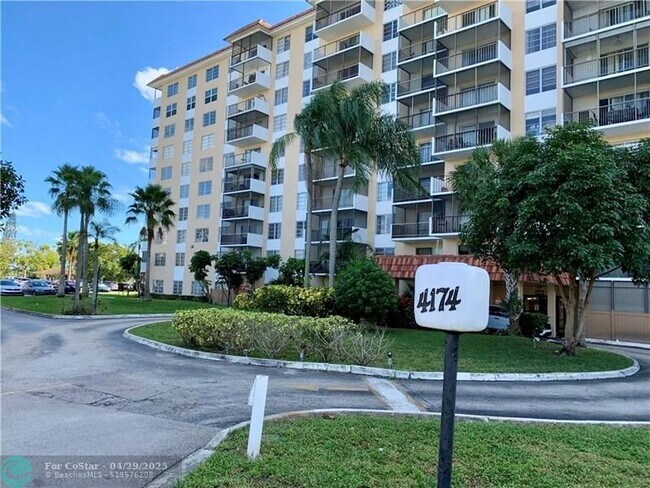 Building Photo - 4174 Inverrary Dr