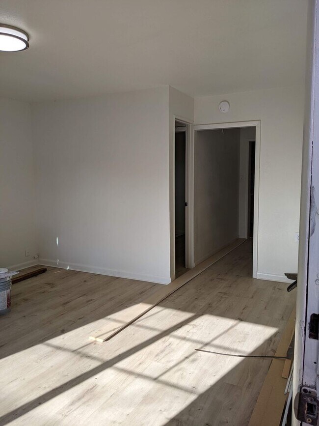 Building Photo - AGW03