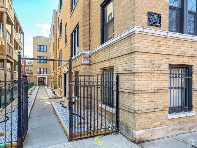 Building Photo - 839 W Cornelia Ave