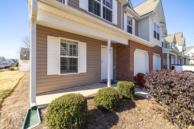 Foto del edificio - 3 Bedroom, 2 1/2 Bathroom End Unit Townhome in Greensboro