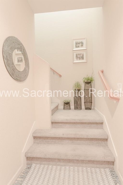 Building Photo - Very Nice Roseville 2bd/2ba Condo with Garage