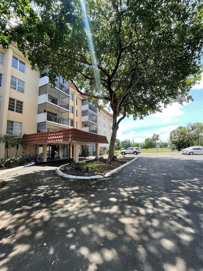 Building Photo - 4158 Inverrary Dr