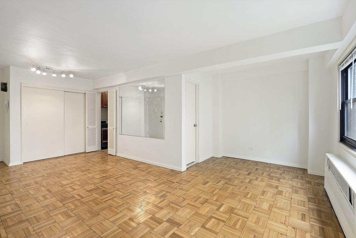 Foto del edificio - Manhattan. Doorman. $1500/month.