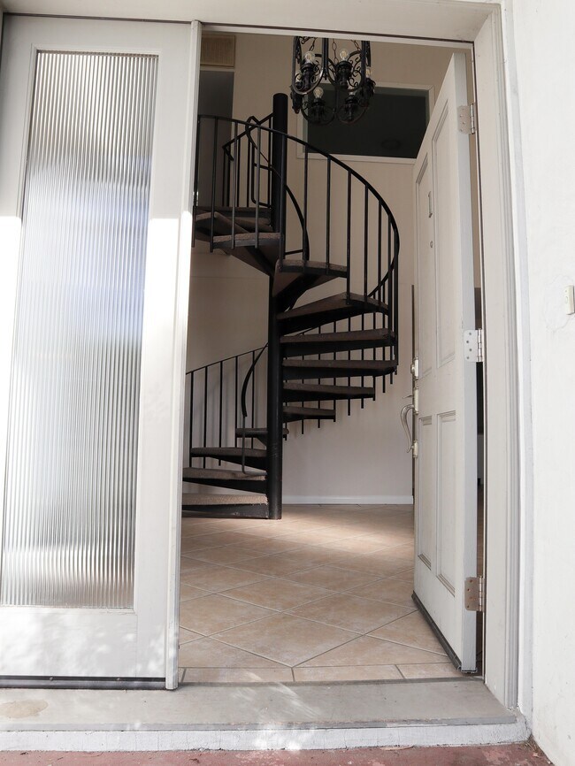 Entrada - 1531 Cabrillo Ave