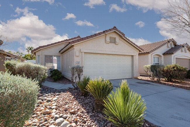 Building Photo - Comfort Meets Convenience in Green Valley