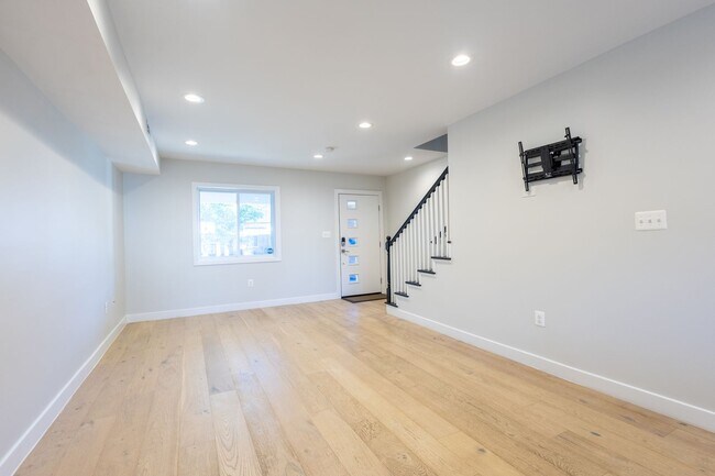 Building Photo - Beautiful 3 BR/3 BA Townhome in Brentwood!