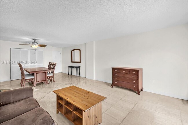 Foto del edificio - 17800 Atlantic Blvd