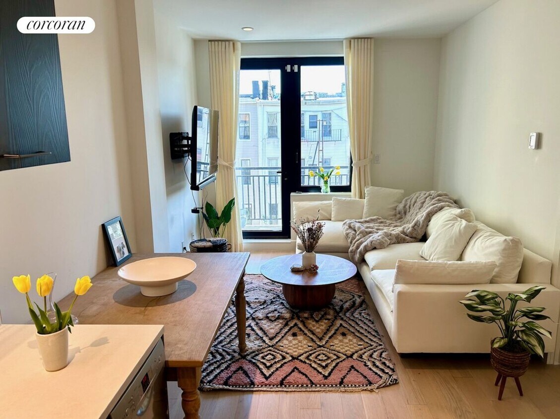 Foto principal - 738 Grand St