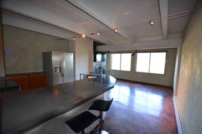 Foto del edificio - Amazing Views and Pet Negotiable! On bus r...