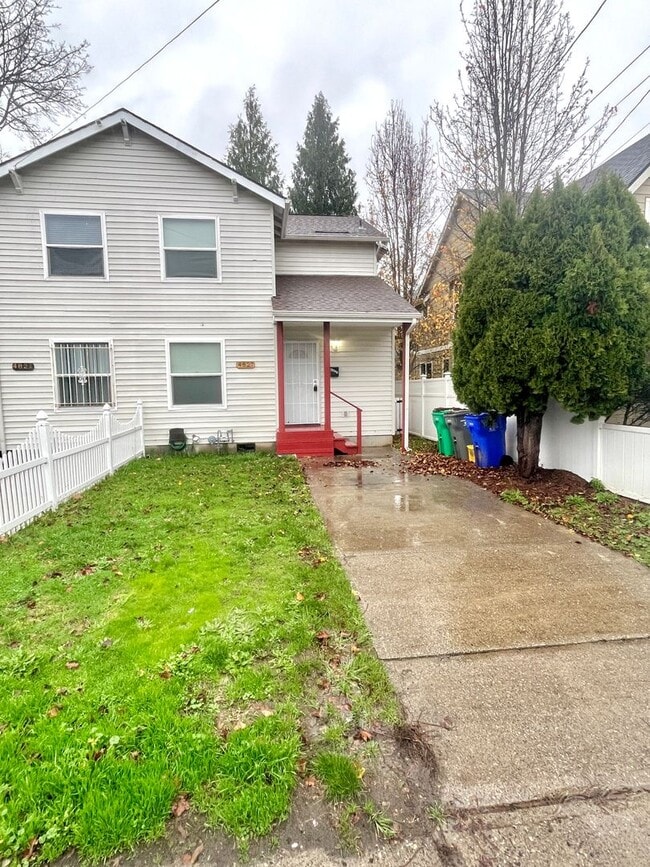 Foto del edificio - Updated Cully Neighborhood 3 Bedroom Townhome with Hardwoods, Fully Fenced Yard