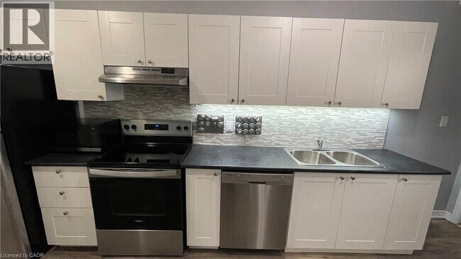 Building Photo - 468 Main St E