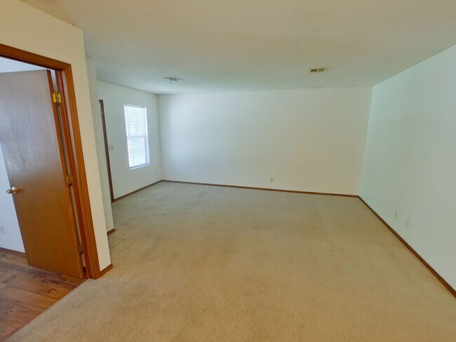 Building Photo - 611 S Mt Carmel St