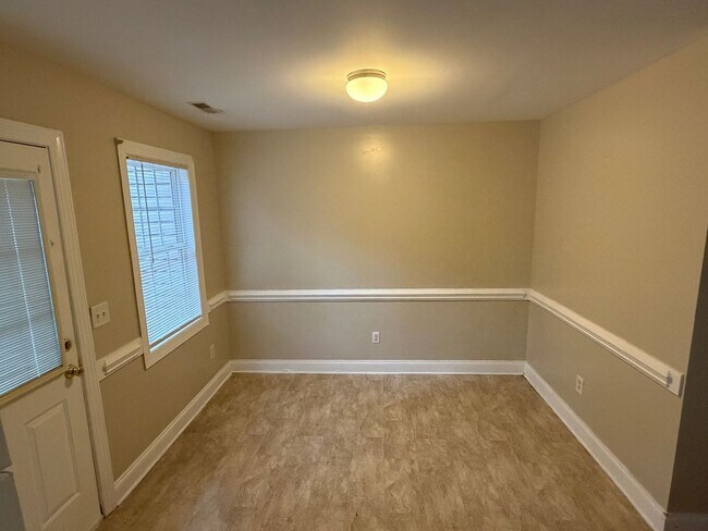 Foto del edificio - 3 Bedroom with 2 Full Baths and Large Yard