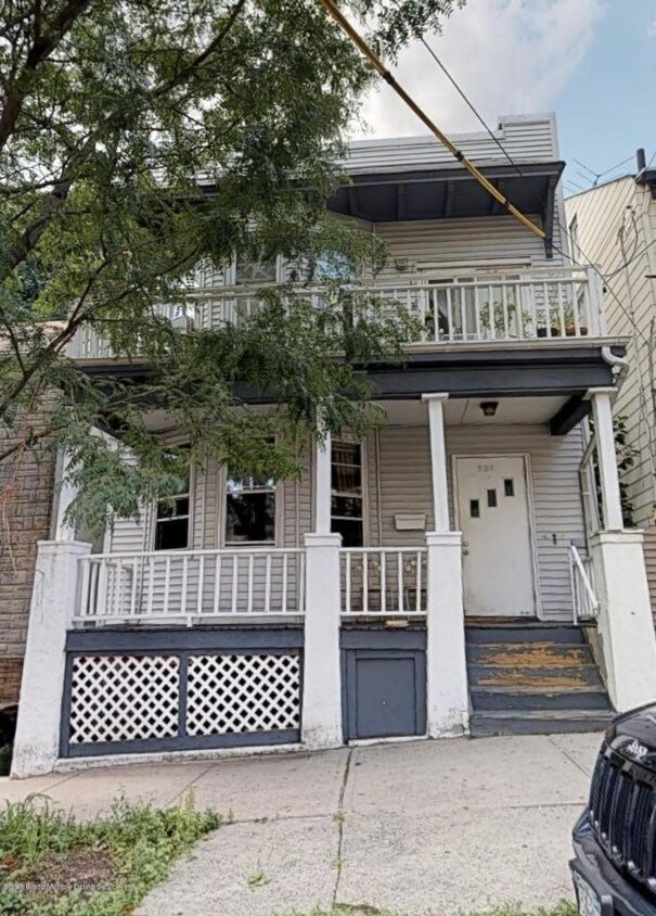 Foto principal - 3 bedroom in Staten Island NY 10301