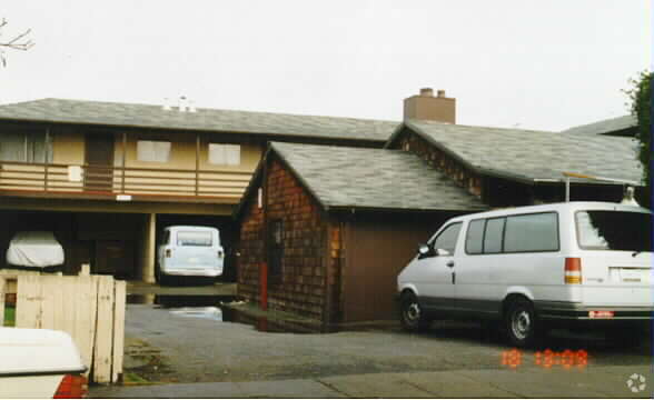 Building Photo - 1035 Adams St