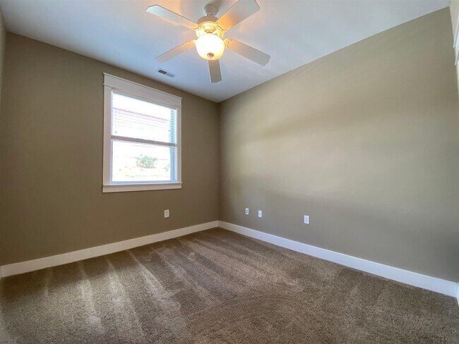 Building Photo - 425 E Hillside Dr