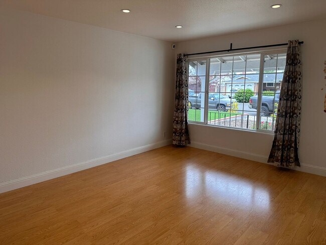 Foto del edificio - Fresh and Clean 3 Bedroom 2 Bath Home in E...