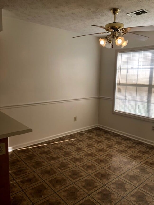 Building Photo - Duplex Available Fall 2026!