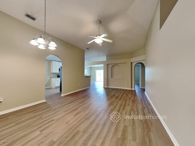 Building Photo - 1128 White Oak Cir