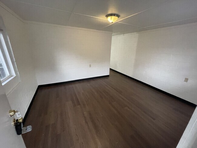 Building Photo - 1 Bd 1 Ba Duplex