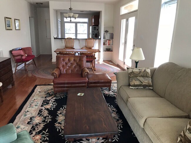 Foto del edificio - 3BR, 3Ba Villa in Pikes Place  1400 Sq Ft