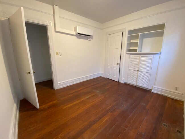 Building Photo - 420 W School House Ln
