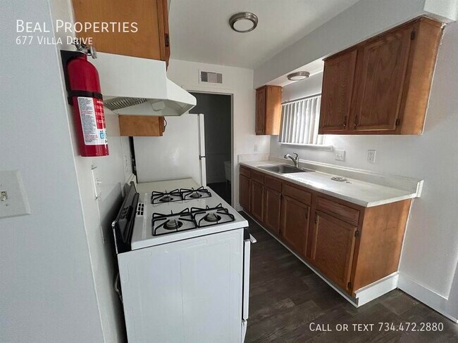 Building Photo - 677 Villa Dr