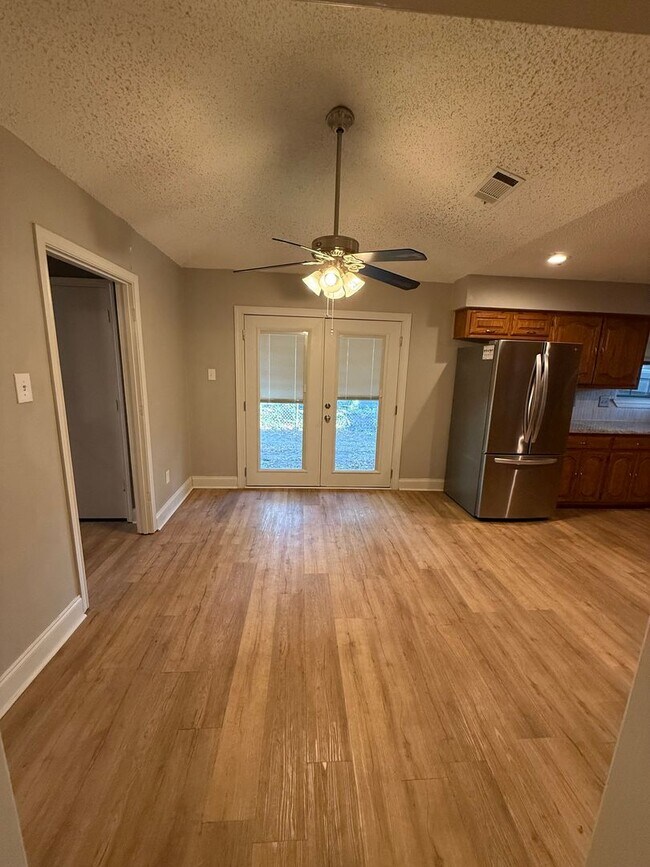 Building Photo - Spacious 4-Bedroom Home with Office, Fireplace & Pet-Friendly Living