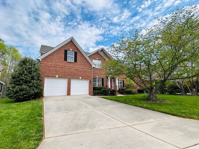 Foto del edificio - Incredible 4 bedroom/5 bath Tri-level home in Willoughby Park in NW Greensboro with finished base...