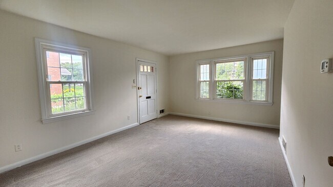 Building Photo - Duplex Close to Shirlington