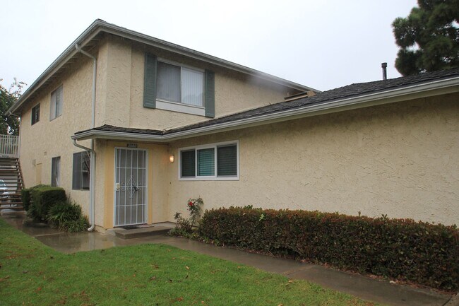 Foto del edificio - Welcome to this beautifully updated two-story condo