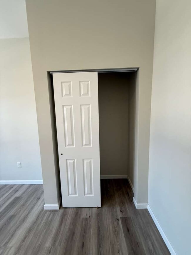 Building Photo - "Charming 2-Bed/1 bath Multiplex Gem on Nebraska Ave - 1000 Sq Ft of Comfort in St. Louis!" BENTO...