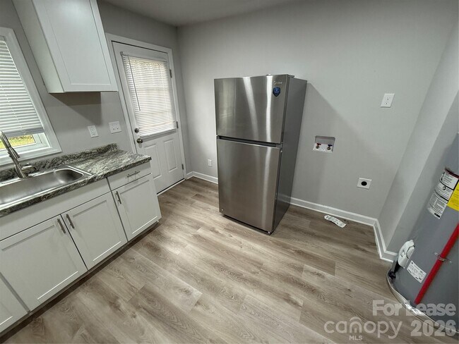 Building Photo - 707 N Main St