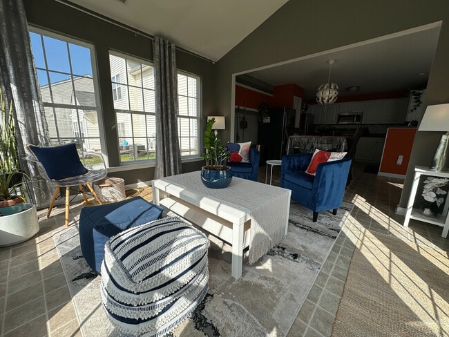 Foto del edificio - Room in House on Sunburst Ln