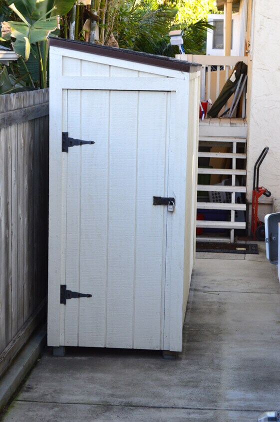 private lockable surf shed - 145 Phoebe Street