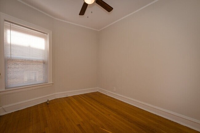 Foto del edificio - 2243 W Eastwood Ave