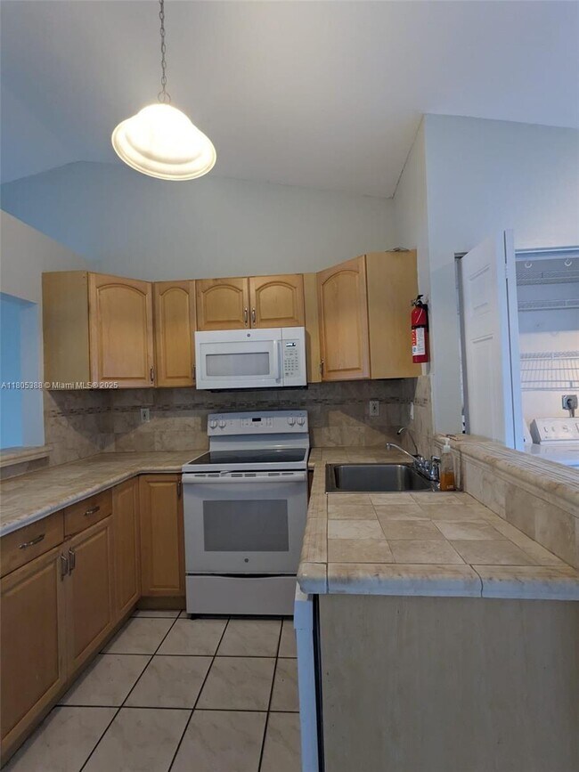 Building Photo - 2711 San Remo Cir