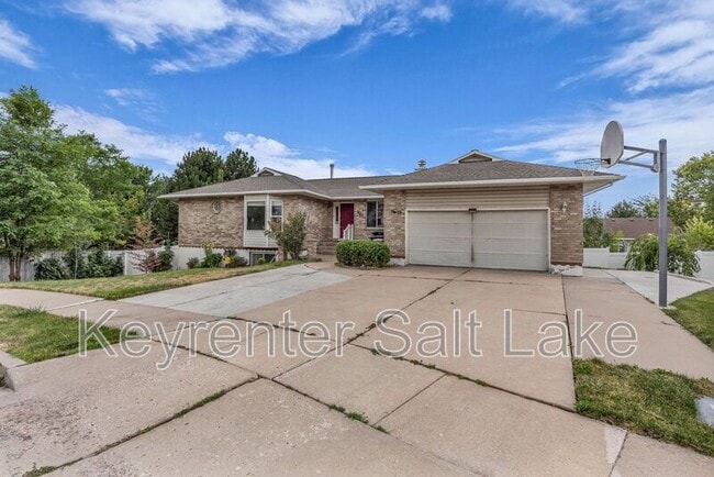 Building Photo - 567 N Allanwood Pl