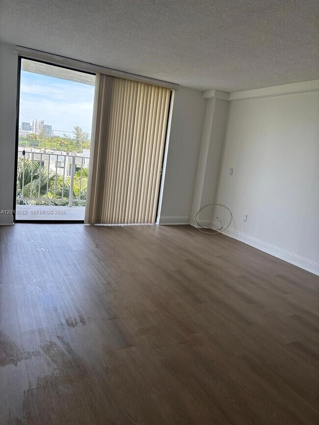 Foto del edificio - 2350 NE 135th St