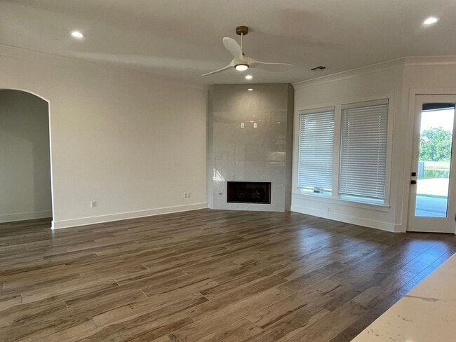 Building Photo - Tiburon newly built 2023 beauty!