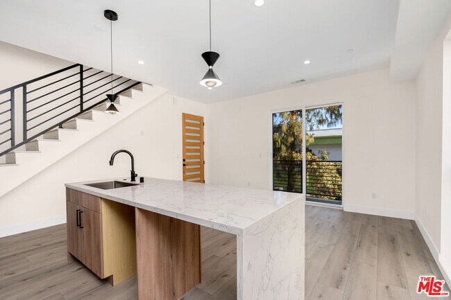 Foto del edificio - 15328 Weddington St