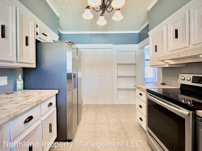 Foto del edificio - 5 br, 3 bath House - 813 E. State St