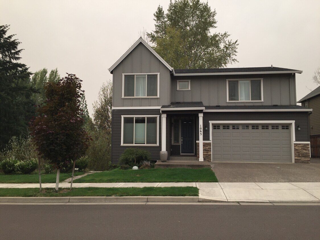 Foto principal - 1065 NE 47th Ave